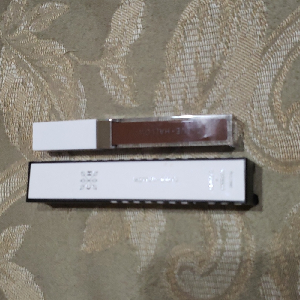 Clove & Hallow Conceal + Correct in shade 14